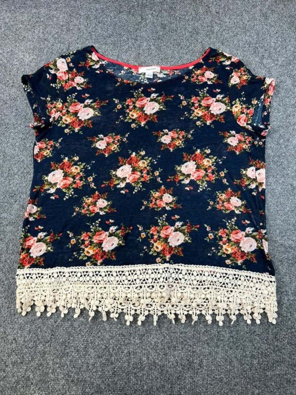 Floral Mauve shirt with crochet lace hem size large E78